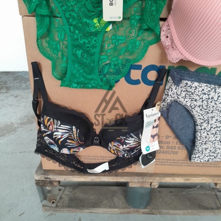 SOUS VETEMENTS FEMME - 210 pièces