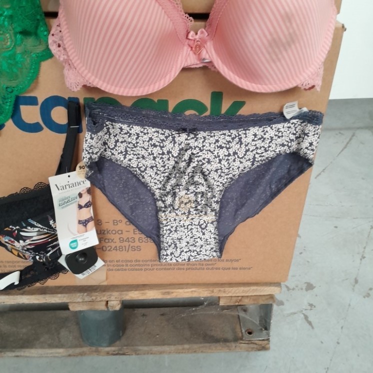 SOUS VETEMENTS FEMME - 210 pièces