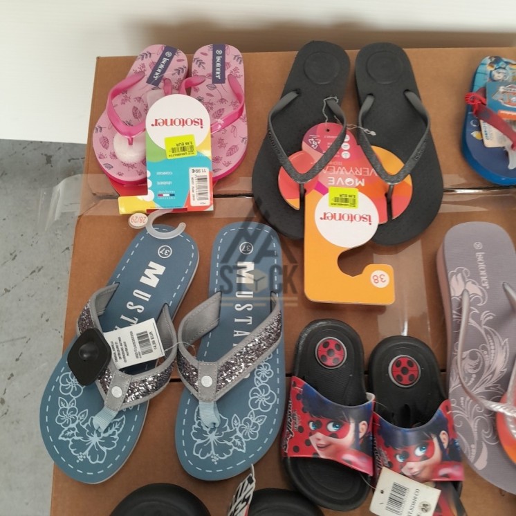 Tong & Crocs - 75 pièces