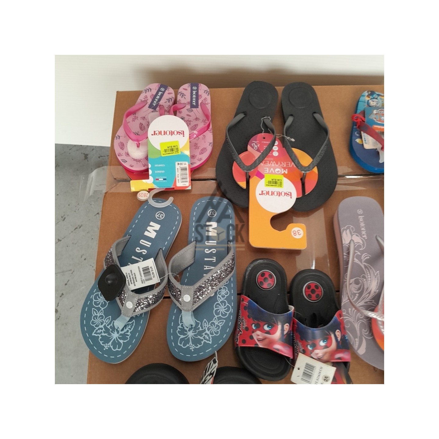 Tong & Crocs - 75 pièces