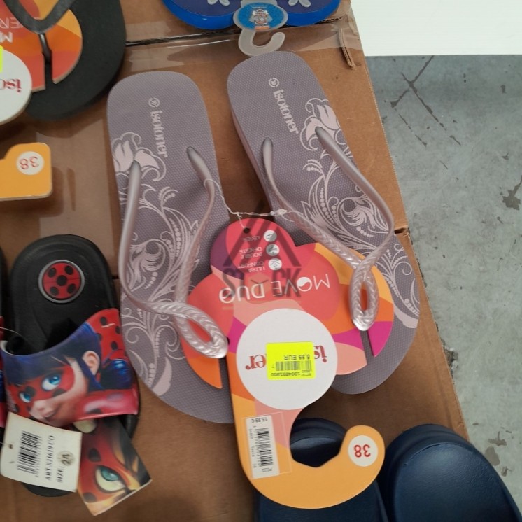 Tong & Crocs - 75 pièces