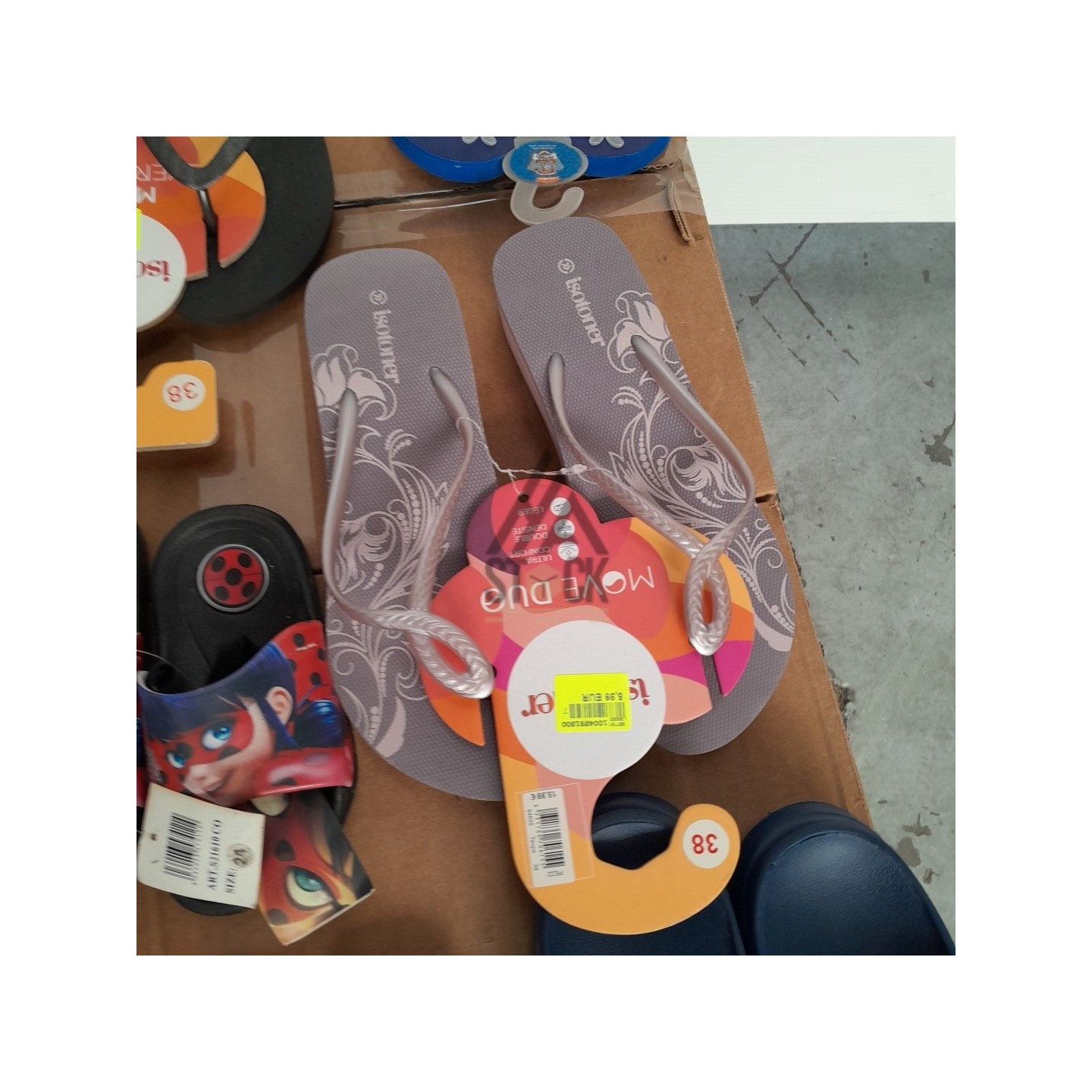 Tong & Crocs - 75 pièces