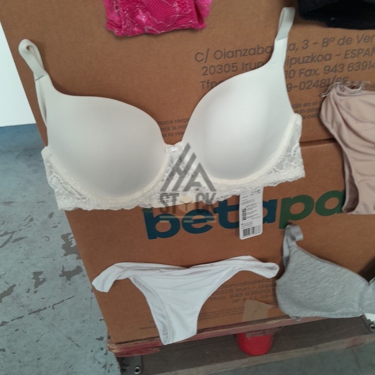 SOUS VETEMENTS FEMME - 210 pièces