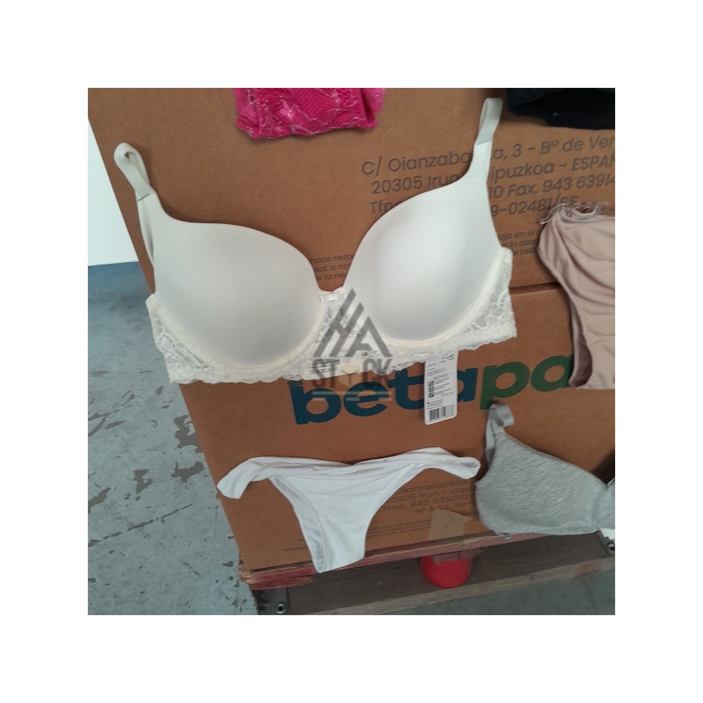 SOUS VETEMENTS FEMME - 210 pièces