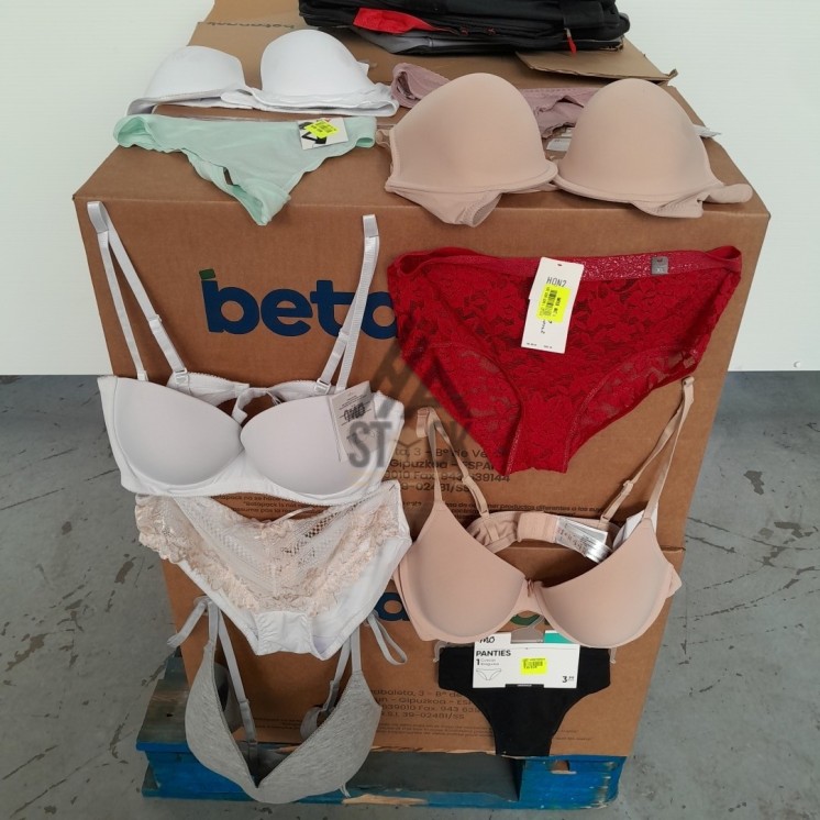 SOUS VETEMENTS FEMME - 220 pièces