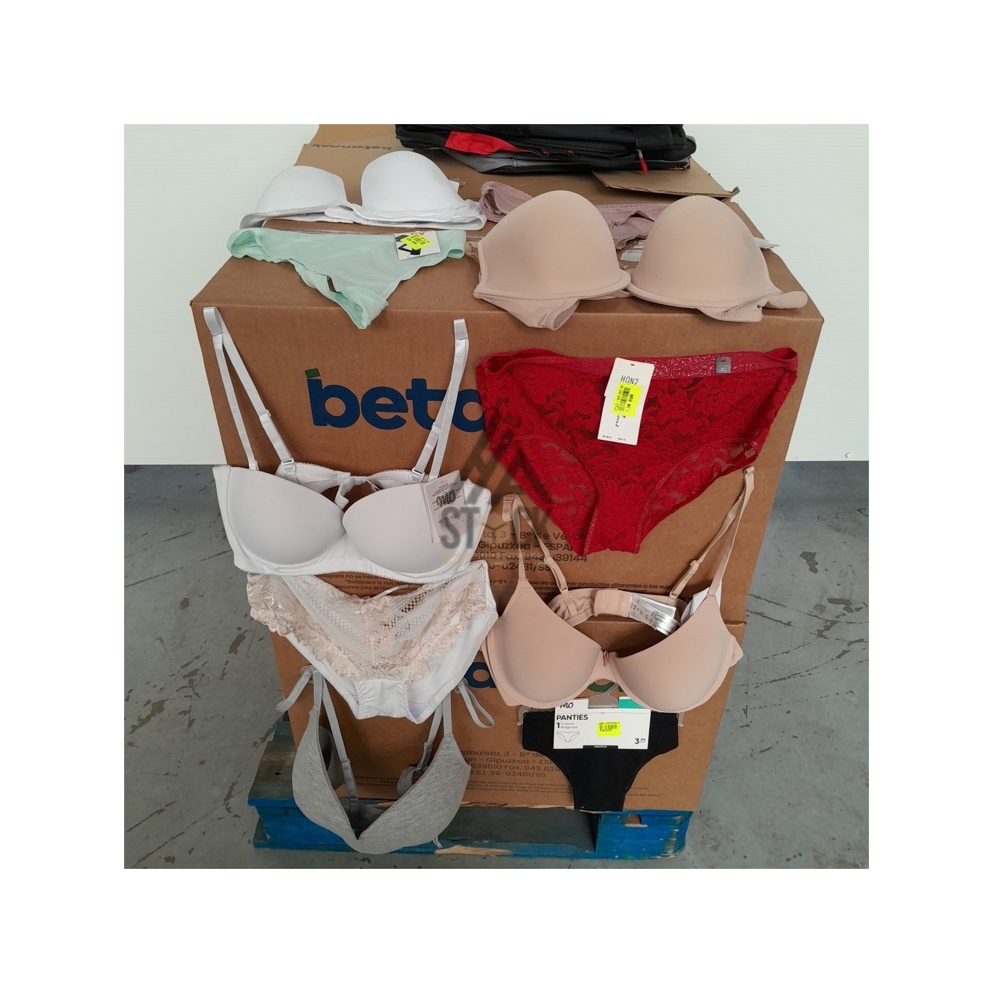 SOUS VETEMENTS FEMME - 220 pièces