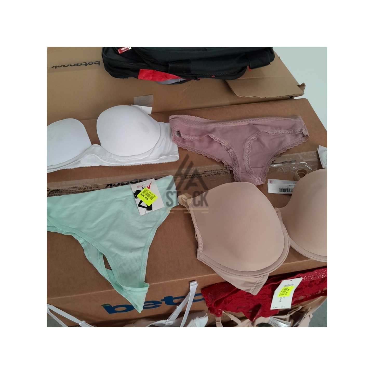 SOUS VETEMENTS FEMME - 220 pièces