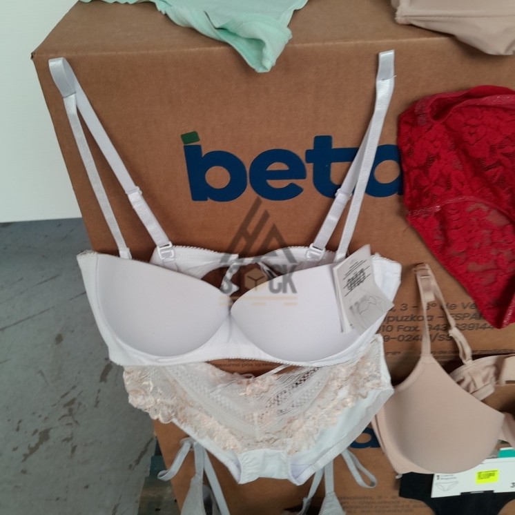 SOUS VETEMENTS FEMME - 220 pièces