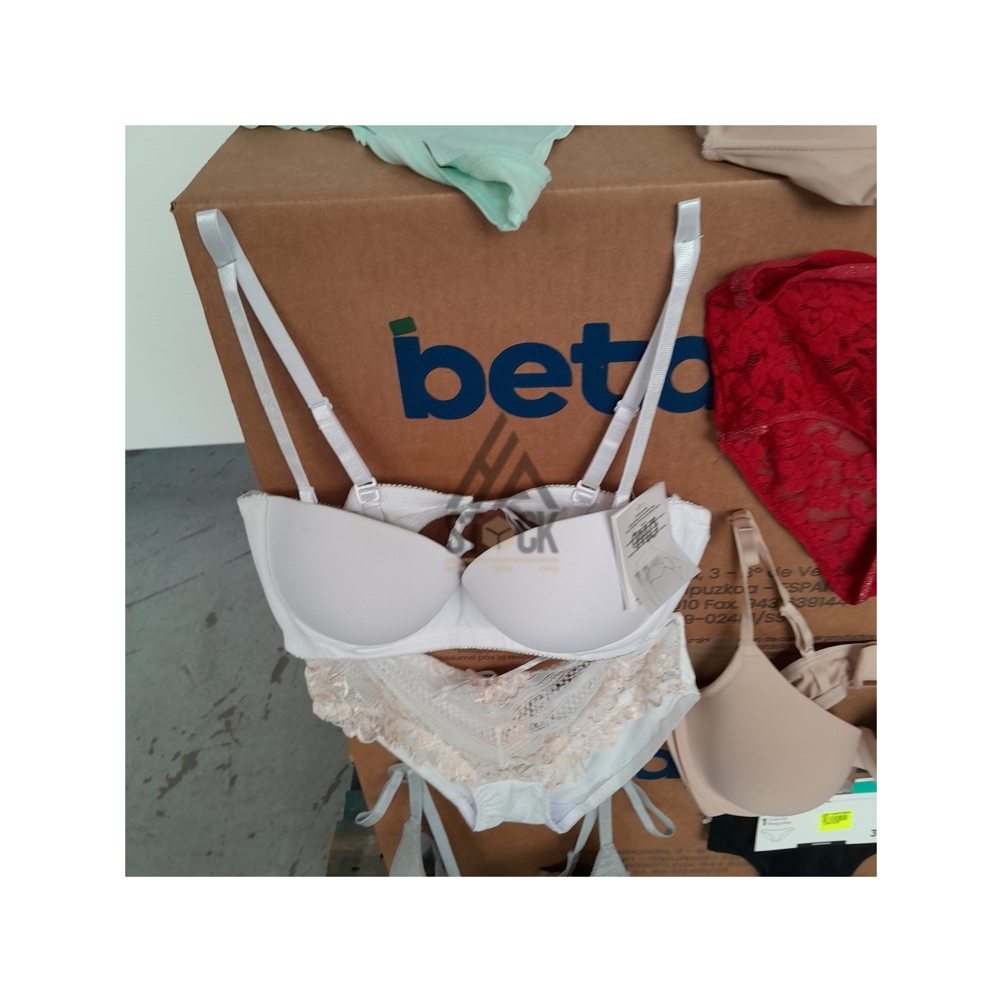 SOUS VETEMENTS FEMME - 220 pièces