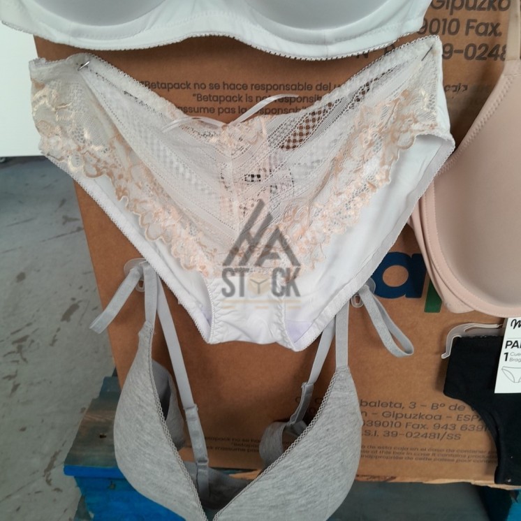 SOUS VETEMENTS FEMME - 220 pièces