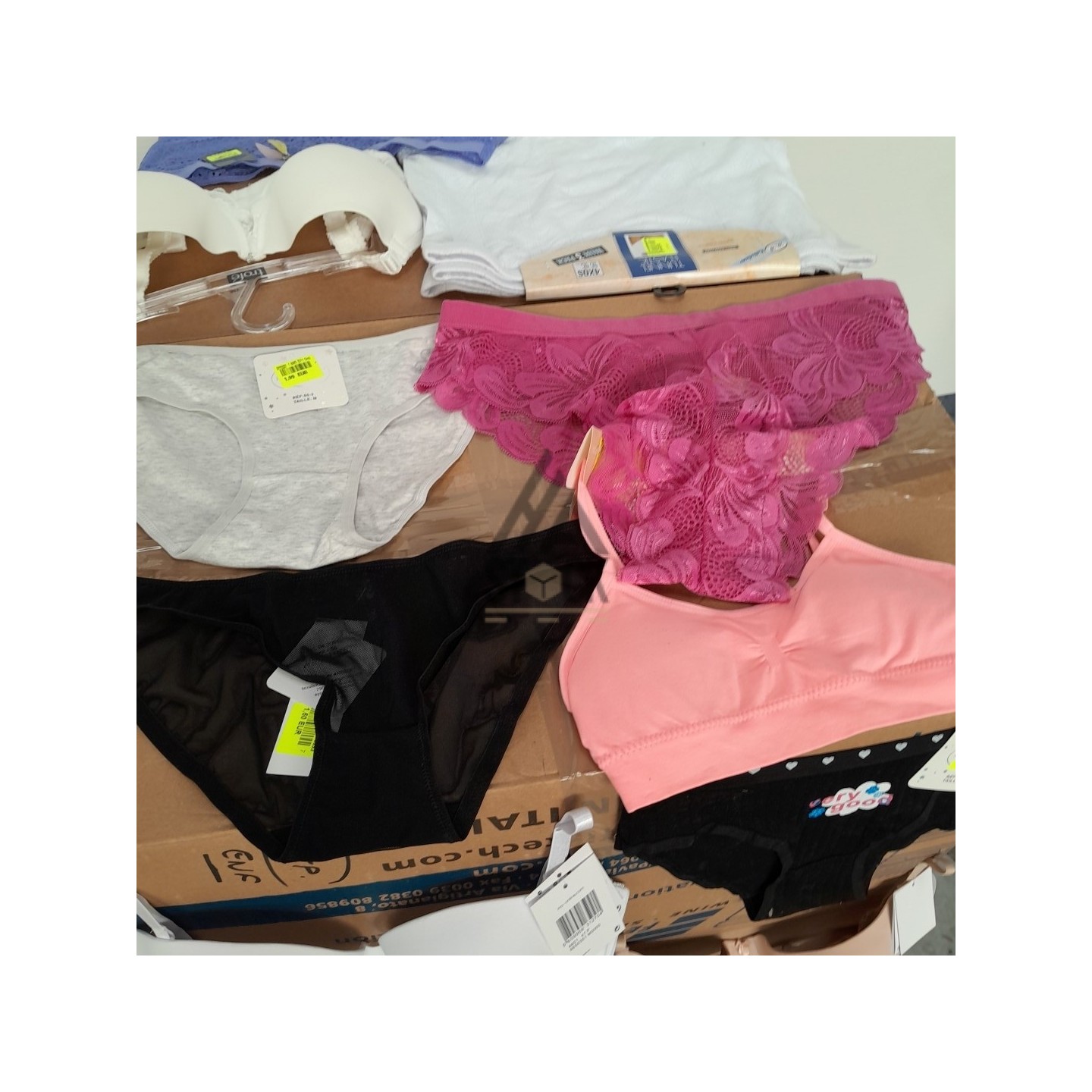 SOUS VETEMENTS FEMME - 220 pièces