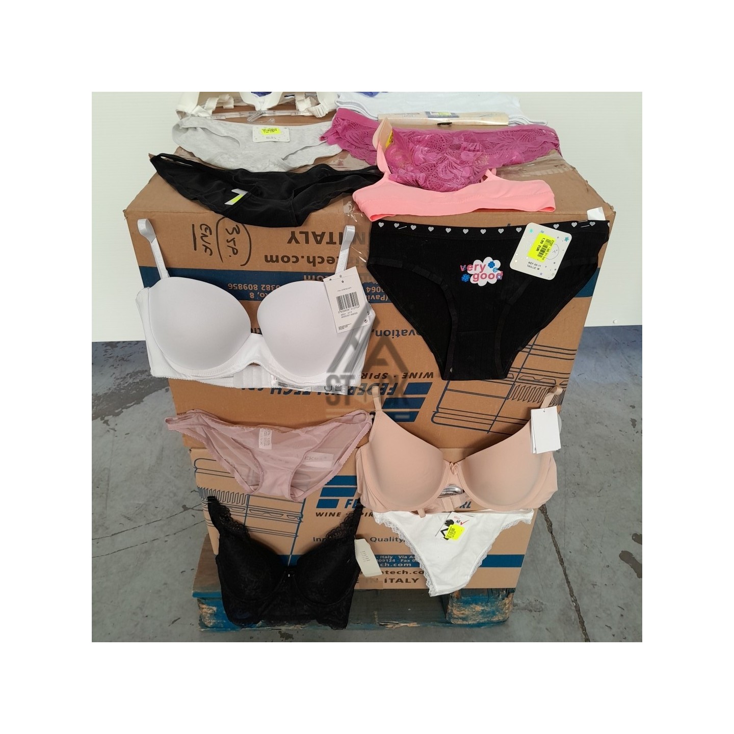 SOUS VETEMENTS FEMME - 220 pièces