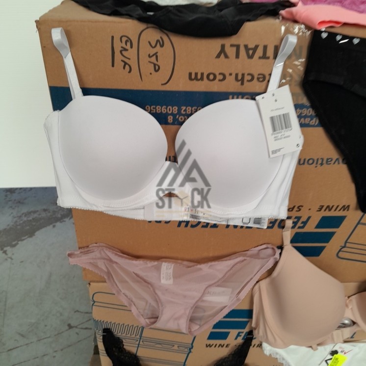 SOUS VETEMENTS FEMME - 220 pièces