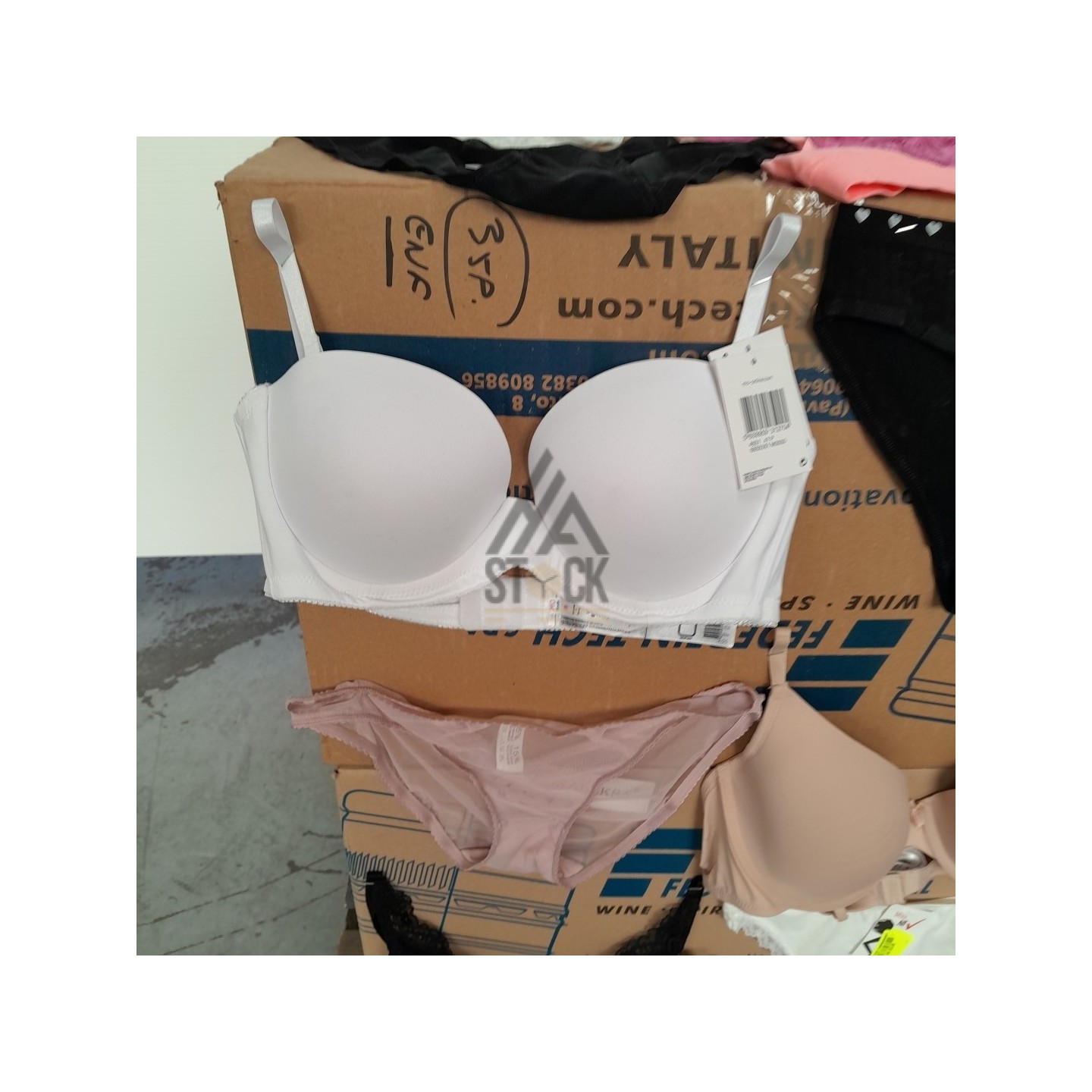 SOUS VETEMENTS FEMME - 220 pièces