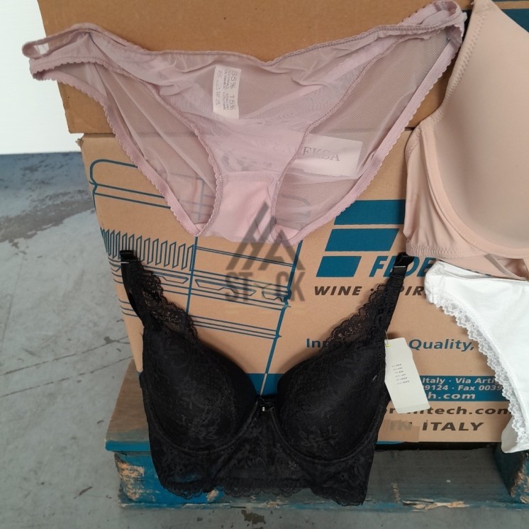 SOUS VETEMENTS FEMME - 220 pièces