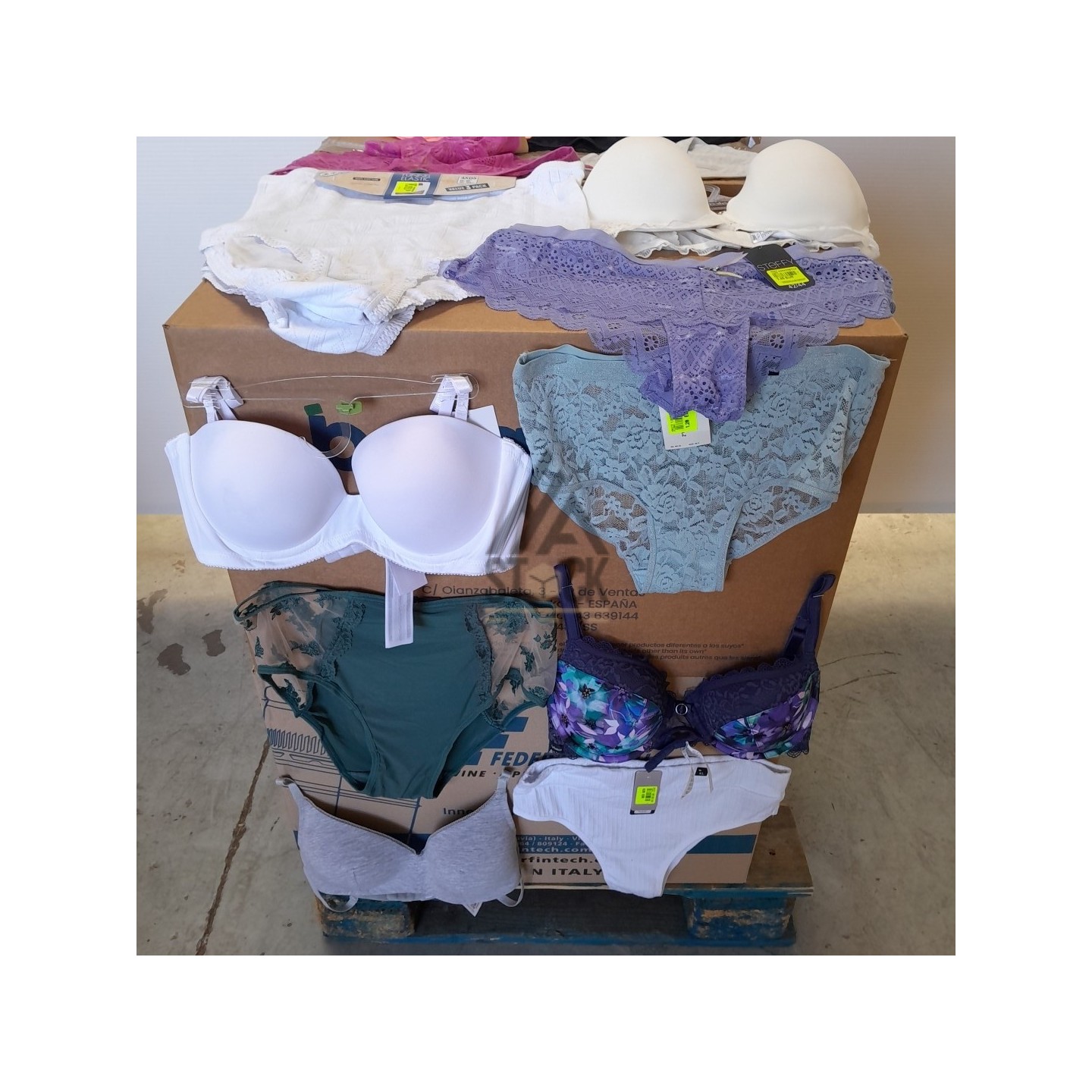 SOUS VETEMENTS FEMME - 220 pièces