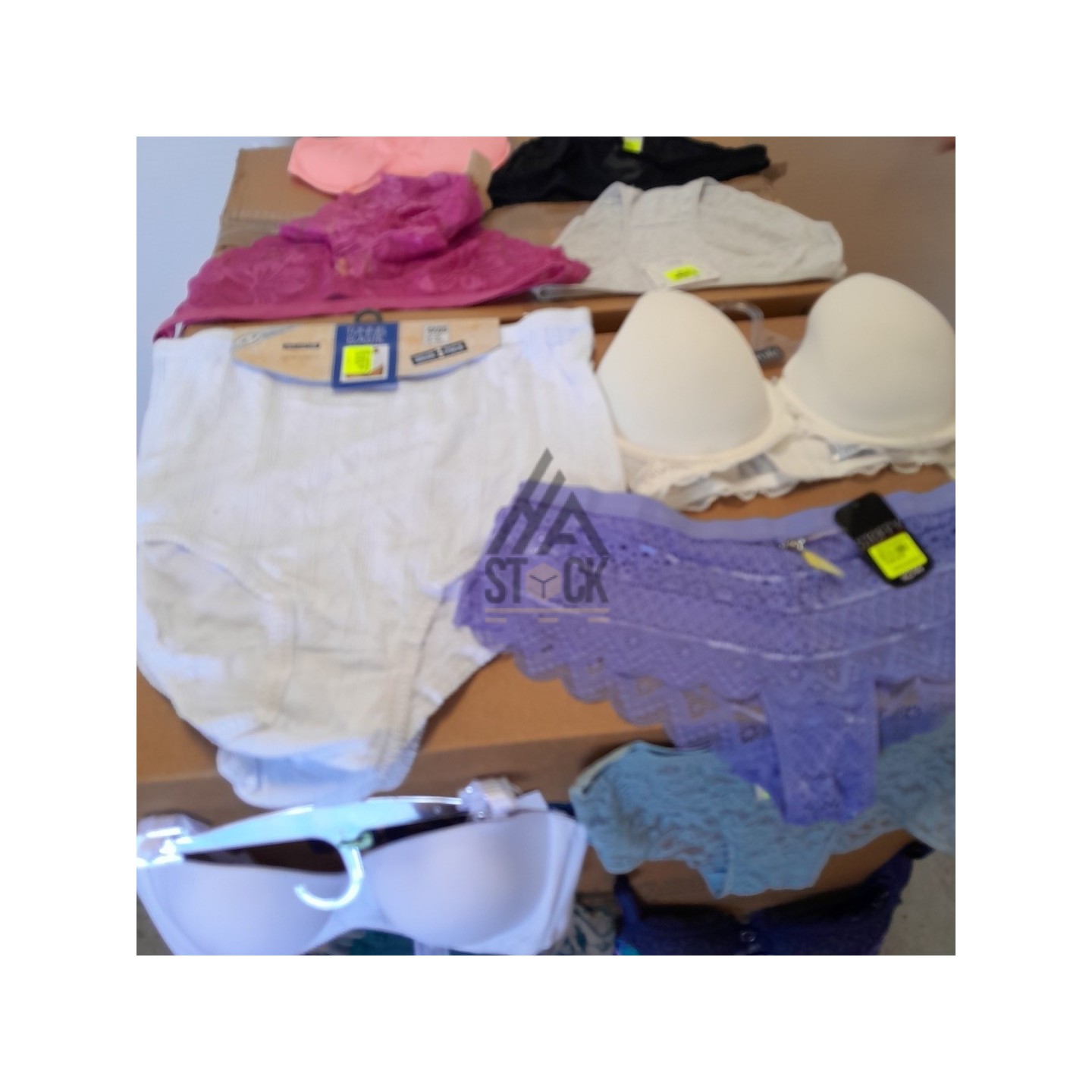 SOUS VETEMENTS FEMME - 220 pièces