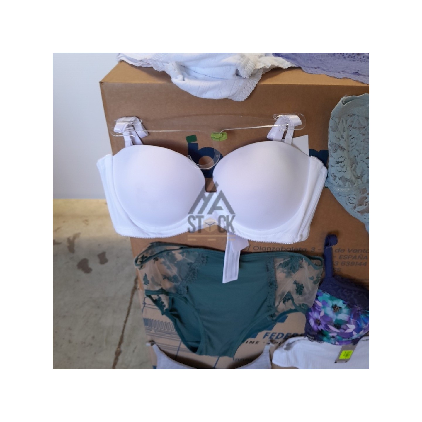 SOUS VETEMENTS FEMME - 220 pièces