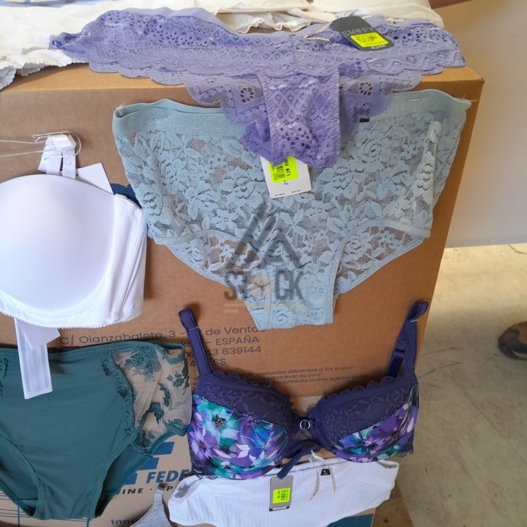 SOUS VETEMENTS FEMME - 220 pièces