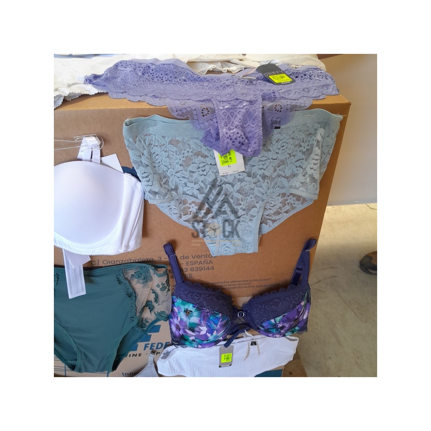 SOUS VETEMENTS FEMME - 220 pièces