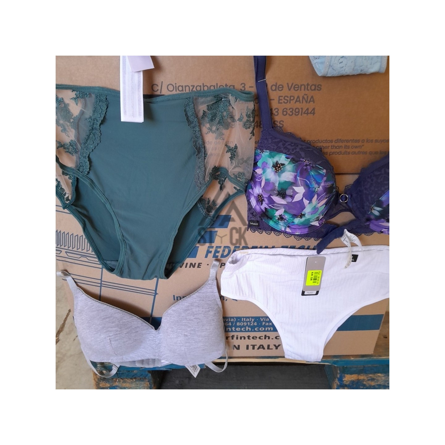 SOUS VETEMENTS FEMME - 220 pièces