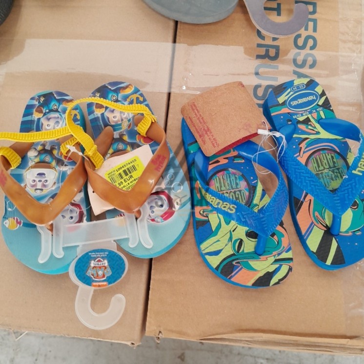 Tong & Crocs - 60 pièces