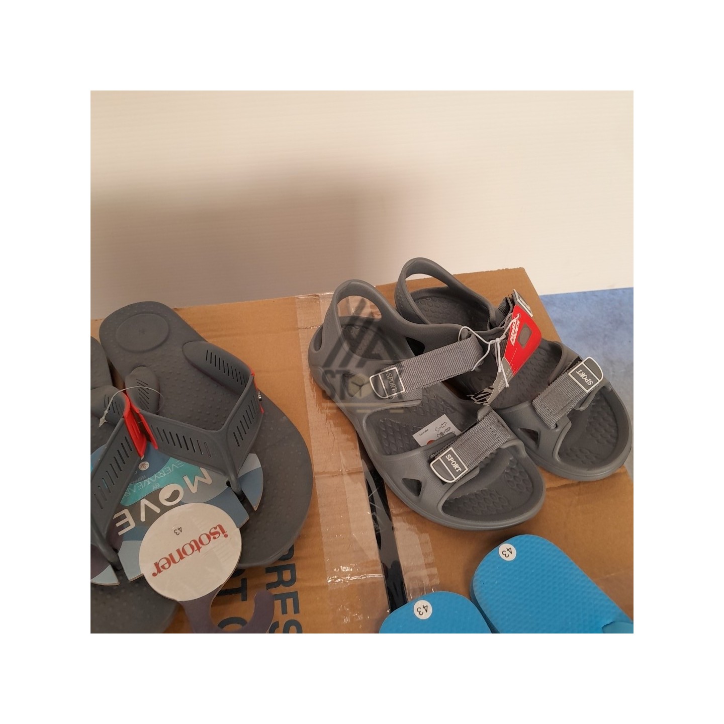 Tong & Crocs - 60 pièces